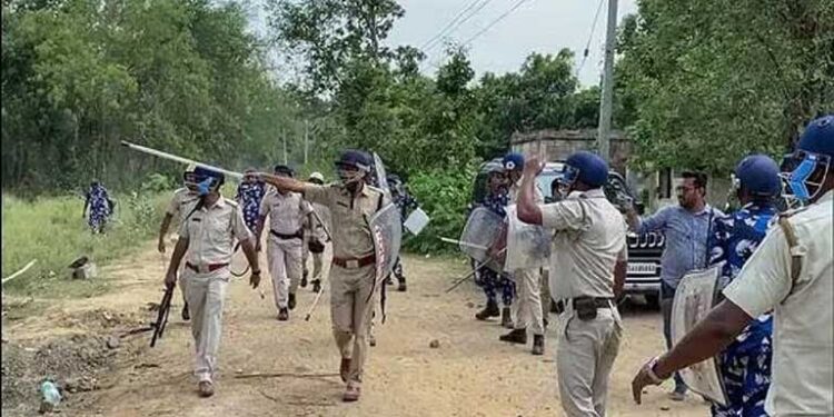 पश्चिम बंगाल  में TMC-BJP कार्यकर्ताओं के बीच झड़प में एक की मौत, 7 घायल