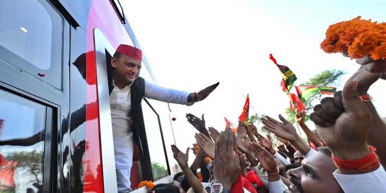 अखिलेश ने लखीमपुर से शुरू की लोक जागरण यात्रा, जातीय जनगणना के मुद्दे पर पिछड़ों-दलितों को साधने की कवायद