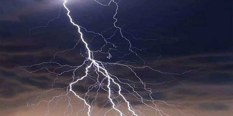 जौनपुर में आसमानी बिजली का कहर! एक मजदूर की मौत, 12 लोग घायल