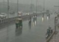 दिल्ली में तेज हवा के साथ झमाझम बारिश