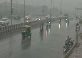 दिल्ली में तेज हवा के साथ झमाझम बारिश