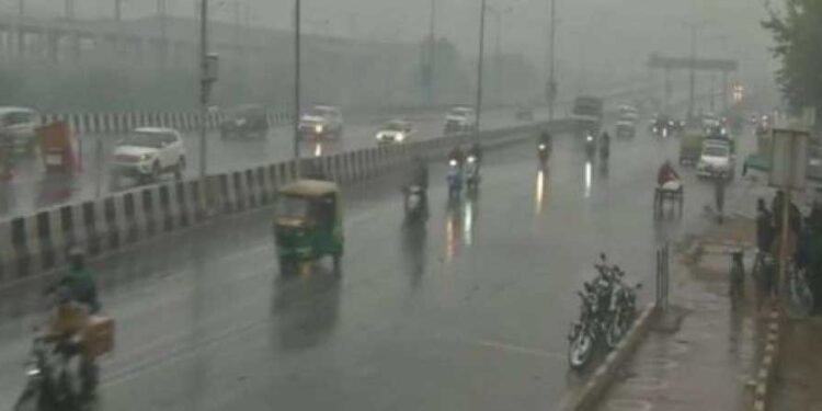 दिल्ली में तेज हवा के साथ झमाझम बारिश