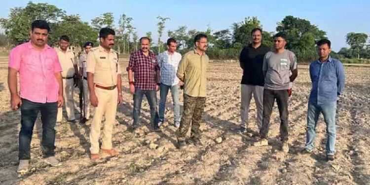 चंपारण में पुलिस ने दो डकैतों को मार गिराया, तीन पुलिसकर्मी भी हुए घायल