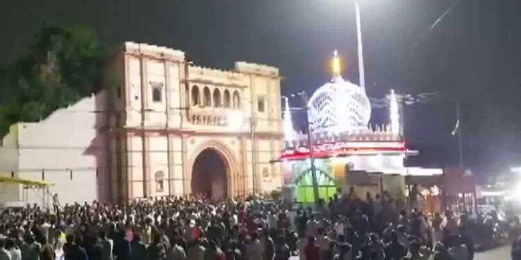 गुजरात के जूनागढ़ में दरगाह हटाने का नोटिस देने पर बवाल