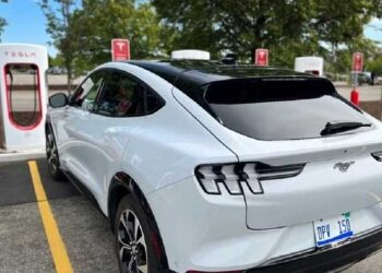 अमेरिकी वाहन निर्माता फोर्ड फिर करेगी कर्मचारियों की छंटनी