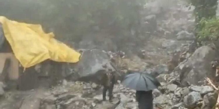 भारी बारिश का कहर, हिमाचल में फटा बादल, उत्तराखंड में रुकी केदारनाथ यात्रा