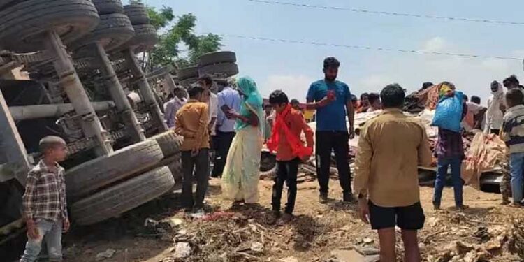 मध्य प्रदेश के सीधी में कार पर पलटा ट्रक, दो बच्चों समेत 7 लोगों की दर्दनाक मौत