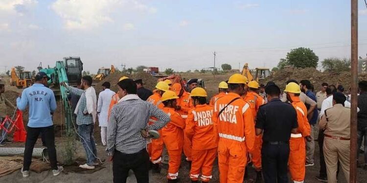 मध्य प्रदेशः सीहोर में ढाई साल की बच्ची 300 फीट गहरे बोरवेल गड्ढे में गिरी, सुरक्षित बचाने के लिए अभियान जारी