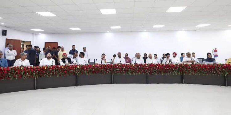 खड़गे बोले- हम सब साथ हैं, 2024 में BJP की हार पक्की