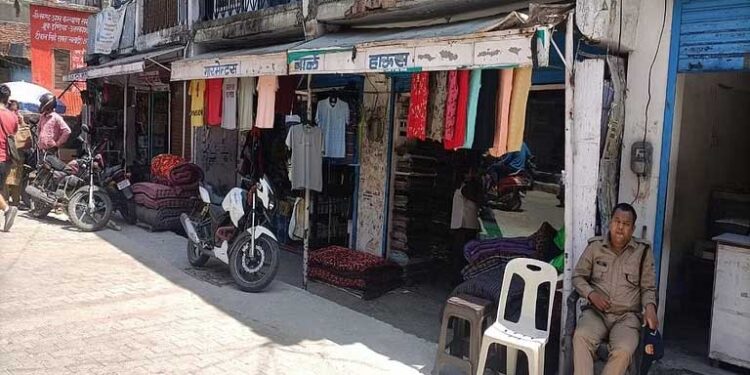 पुरोला में पुलिस सुरक्षा के बीच खुली मुस्लिम समुदाय की दुकानें
