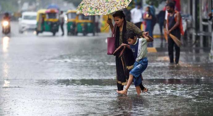 दिल्ली में तेज हवाओं के साथ हुई बारिश, लोगों को गर्मी से मिली राहत