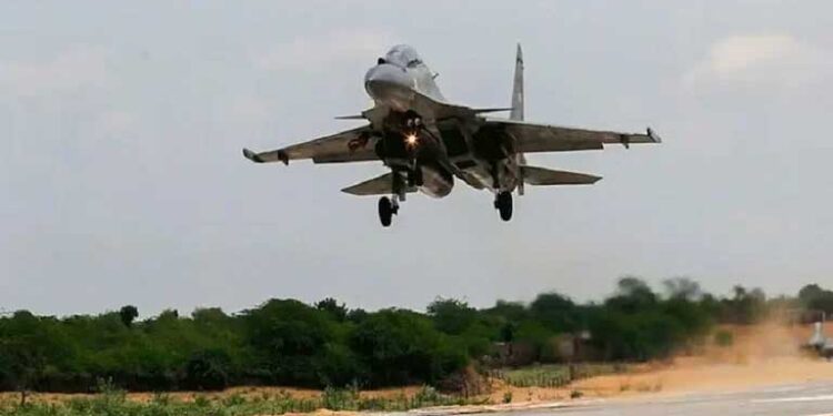 पूर्वांचल एक्सप्रेसवे पर IAF के लड़ाकू विमानों ने दिखाई ताकत