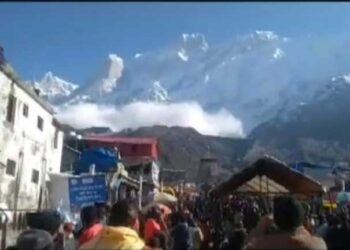 एक बार फिर केदारनाथ मंदिर के पीछे की पहाड़ियों पर हुआ हिमस्खलन, श्रद्धालुओं की थमी सांसें
