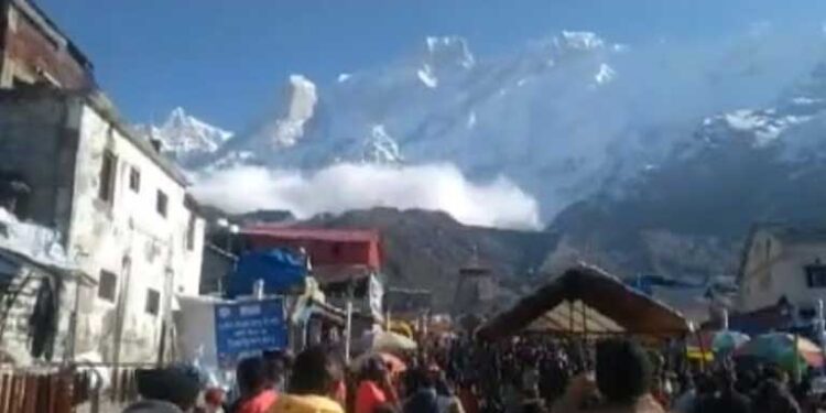 एक बार फिर केदारनाथ मंदिर के पीछे की पहाड़ियों पर हुआ हिमस्खलन, श्रद्धालुओं की थमी सांसें