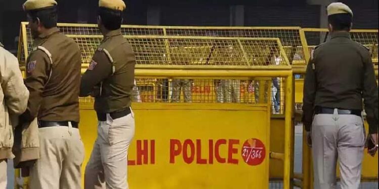 दिल्ली में अज्ञात वाहन ने वकील और असिस्टेंट को रौंदा