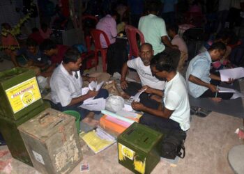 पश्चिम बंगाल में पंचायत चुनाव के लिए मतदान के बीच कई जगहों पर हिंसा