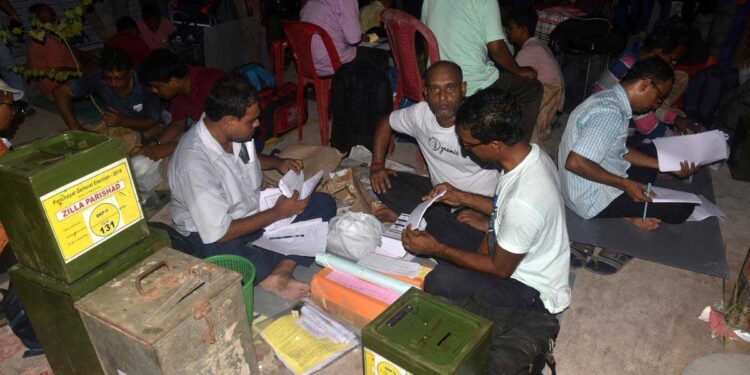 पश्चिम बंगाल में पंचायत चुनाव के लिए मतदान के बीच कई जगहों पर हिंसा