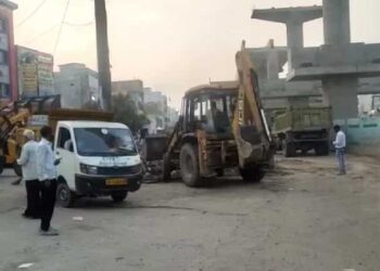 दिल्ली के भजनपुरा चौक से दरगाह और मंदिर को हटाया गया