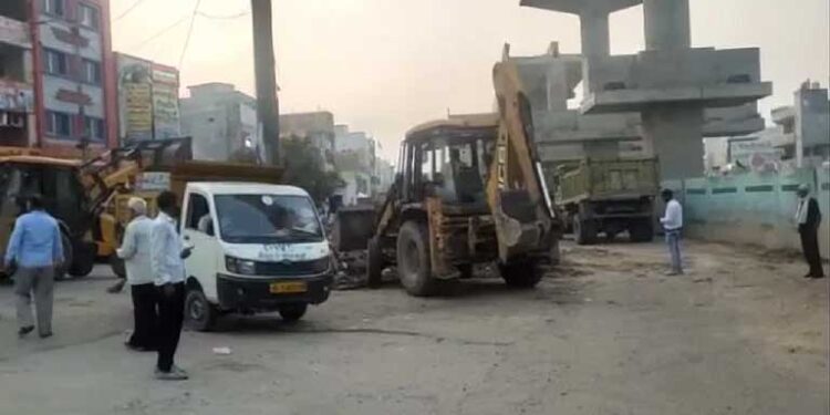 दिल्ली के भजनपुरा चौक से दरगाह और मंदिर को हटाया गया