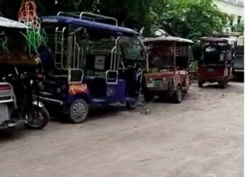 पटना में नाबालिग ई-रिक्शा चालकों पर यातायात पुलिस का शिकंजा