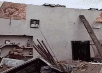 मुजफ्फरनगर में भारी बारिश के कारण घर का छत गिरा