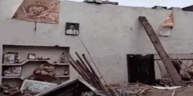 मुजफ्फरनगर में भारी बारिश के कारण घर का छत गिरा