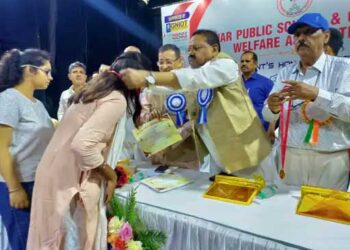 बोर्ड परीक्षा में 80 प्रतिशत से अधिक अंक लाने वाले हजारों छात्र-छात्रा सम्मानित