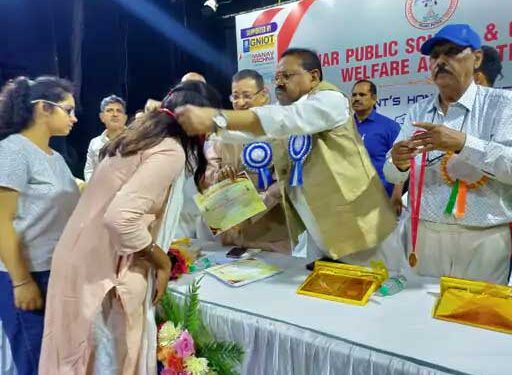 बोर्ड परीक्षा में 80 प्रतिशत से अधिक अंक लाने वाले हजारों छात्र-छात्रा सम्मानित