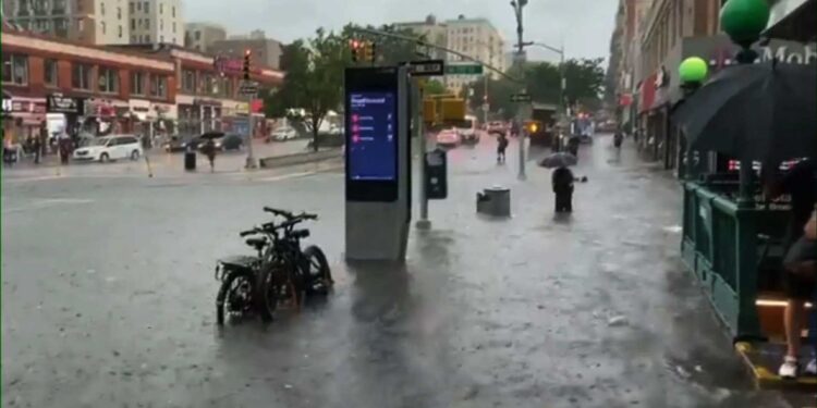 अमेरिका में लगातार बारिश से कई इलाकों में बिगड़े हालात