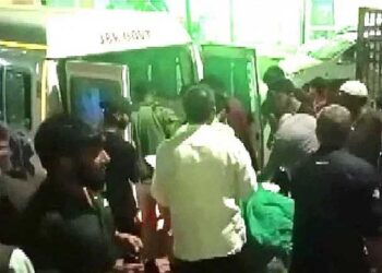 जम्मू-कश्मीर के राजौरी में खाई में कार गिरने से 4 लोगों की मौत, 8 घायल