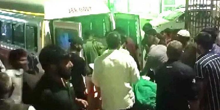 जम्मू-कश्मीर के राजौरी में खाई में कार गिरने से 4 लोगों की मौत, 8 घायल