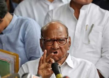 शरद पवार ने NCP की बैठक बुलाकर दिखाई ताकत, बोले- मैं ही पार्टी अध्यक्ष