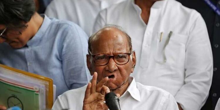 शरद पवार ने NCP की बैठक बुलाकर दिखाई ताकत, बोले- मैं ही पार्टी अध्यक्ष