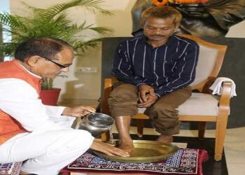 हैवानियत के शिकार युवक के CM शिवराज ने धोए पैर