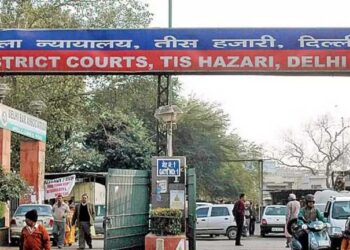 दिल्ली के तीस हजारी कोर्ट में वकीलों के बीच फायरिंग