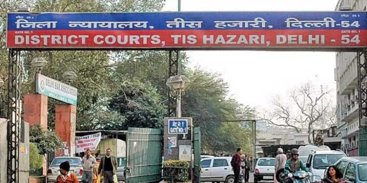 दिल्ली के तीस हजारी कोर्ट में वकीलों के बीच फायरिंग