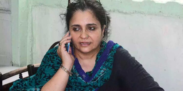 गुजरात हाई कोर्ट का तीस्ता सीतलवाड़ को जमानत देने से  इनकार, तुरंत सरेंडर करने का आदेश