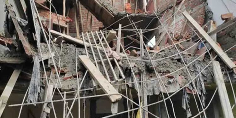 दिल्ली में  गिरी निर्माणाधीन इमारत, मलबे में 4-5 लोगों के दबने की आशंका, बचाव अभियान जारी
