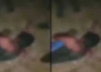 घायल व्यक्ति पर पेशाब की, सिर पर मारी लात