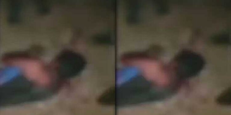 घायल व्यक्ति पर पेशाब की, सिर पर मारी लात