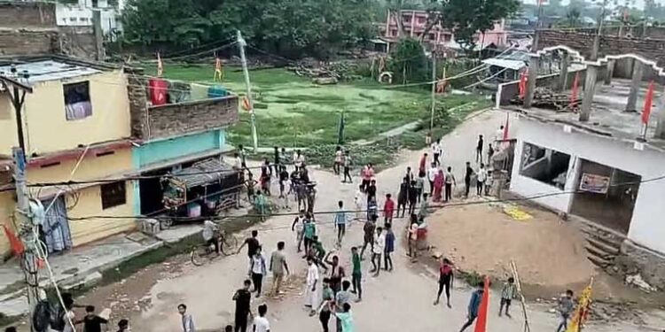 बगहा में महावीरी जुलूस पर पथराव, दो पक्षों में हुई झड़प