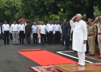 पटना के गांधी मैदान में मुख्यमंत्री नीतीश कुमार ने 17वीं बार तिरंगा फहराया