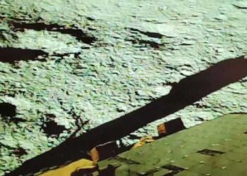 प्रज्ञान रोवर ने चंद्रमा की सतह पर घूमना शुरू कर दिया