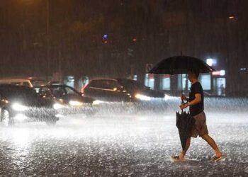 चीन की राजधानी बीजिंग में भारी बारिश का कहर