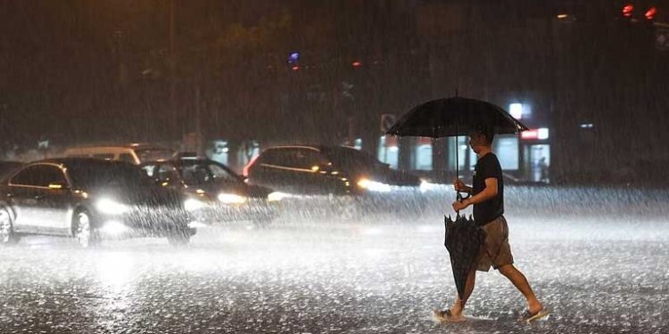 चीन की राजधानी बीजिंग में भारी बारिश का कहर