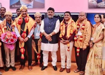 डीके शिवकुमार ने ISRO पहुंचकर वैज्ञानिकों का किया सम्मान