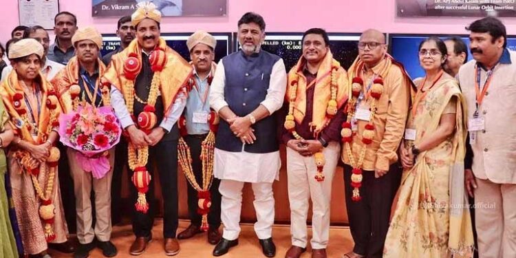 डीके शिवकुमार ने ISRO पहुंचकर वैज्ञानिकों का किया सम्मान