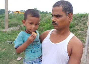 छोटे बच्चे को श्रीकृष्णसेतु पर छोड़कर गंगा में कूदी महिला