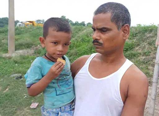 छोटे बच्चे को श्रीकृष्णसेतु पर छोड़कर गंगा में कूदी महिला