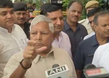 आरजेडी सुप्रीमो लालू प्रसाद यादव और तेजस्वी यादव  मुंबई के लिए रवाना